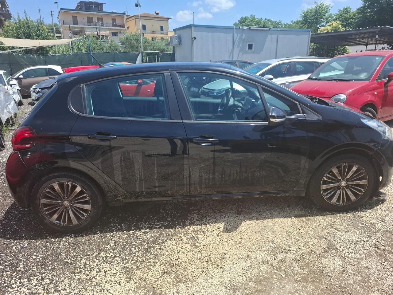 PEUGEOT 208 BLACKLINE VA IN MOTO SINISTRATA