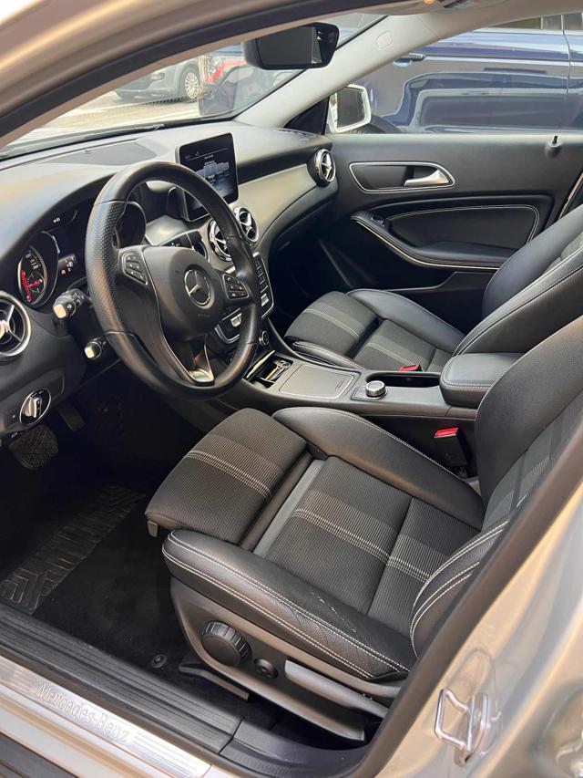 MERCEDES-BENZ GLA 180 Premium