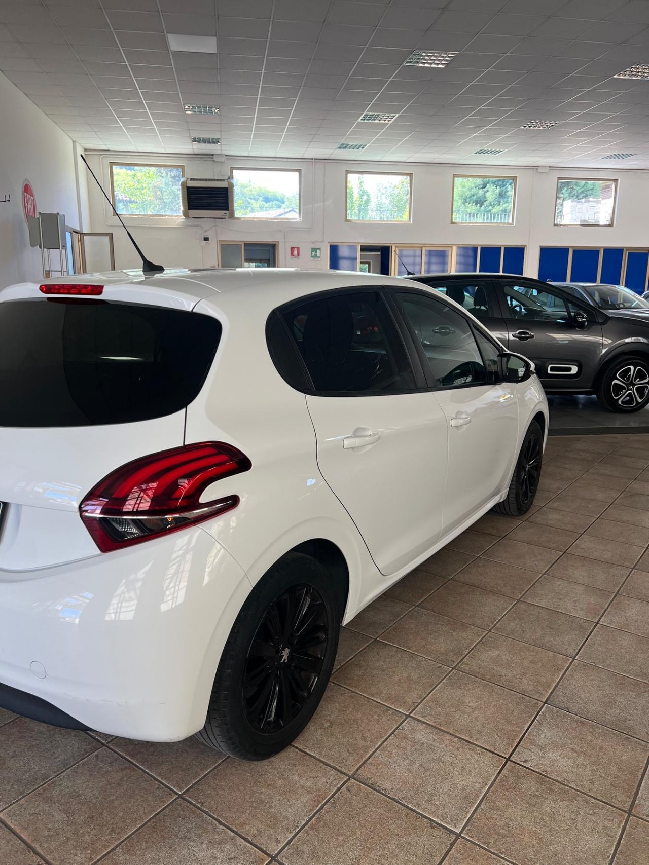 Peugeot 208 PureTech 82 5 porte Black Line