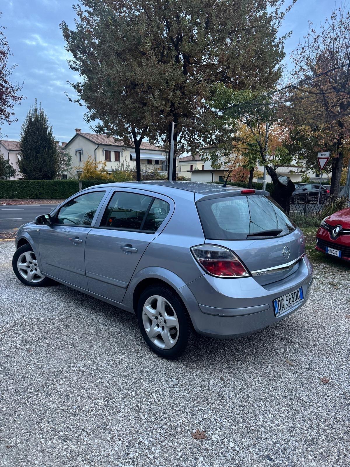 Opel Astra 1.6 16V VVT 5 porte Enjoy