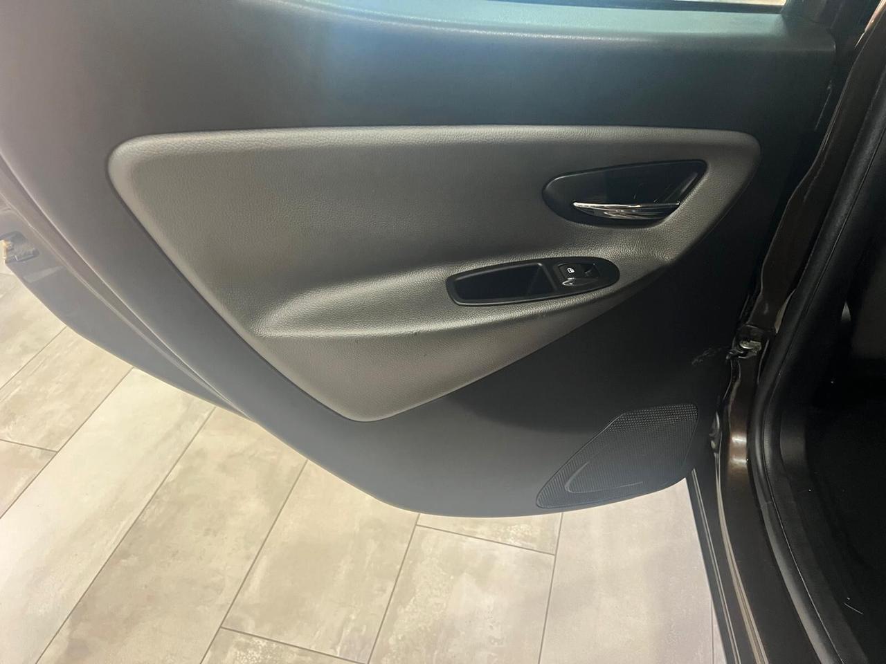 Lancia Ypsilon 0.9 TwinAir 85 CV 5 porte S&S Platinum