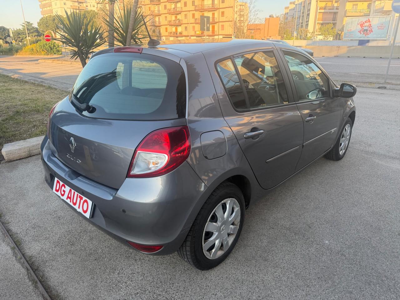 Renault Clio 1.2 benzina 75 cavalli 2012 navigatore