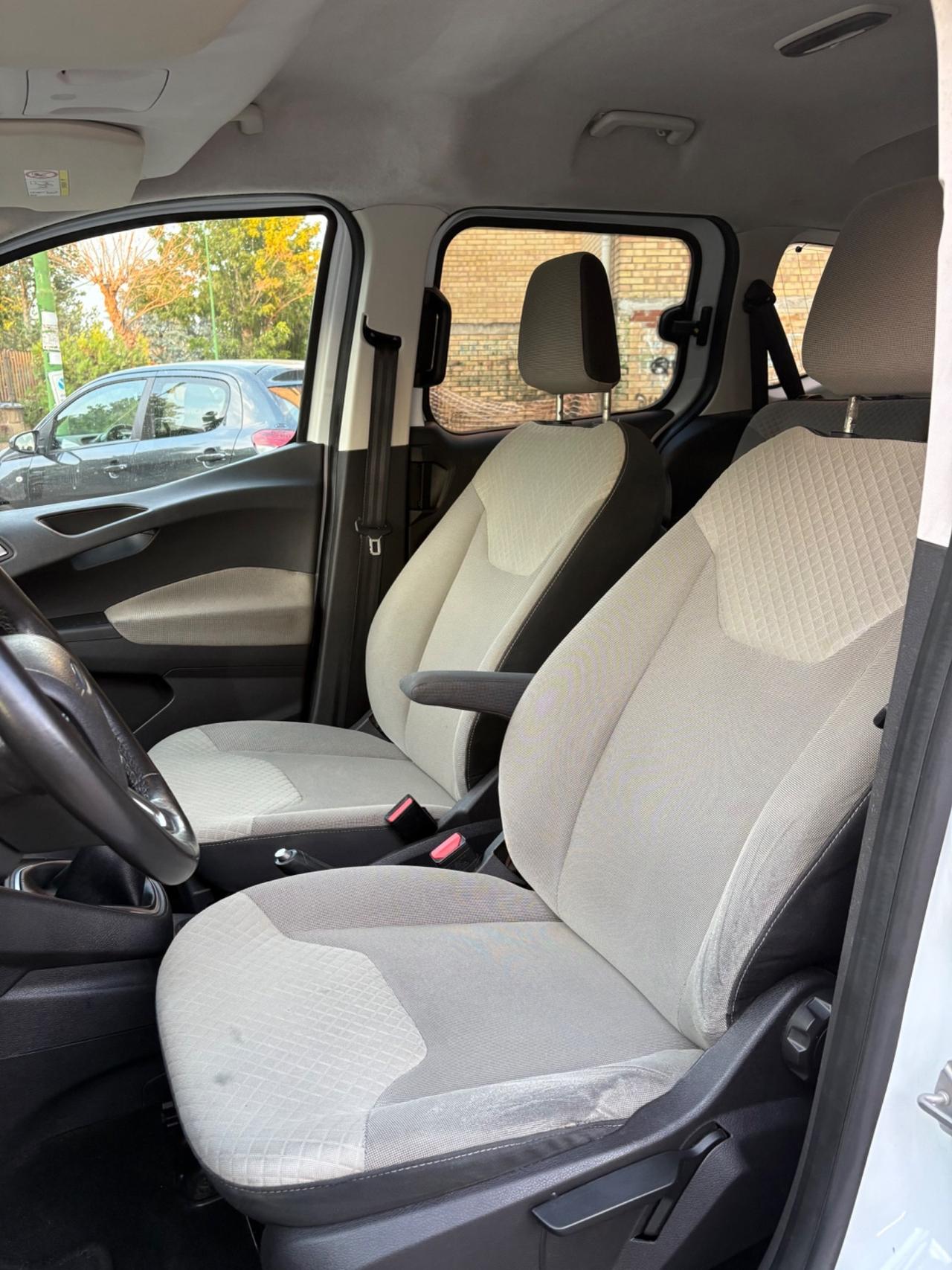Ford Tourneo Courier 1.5 TDCI 75 CV 5 posti