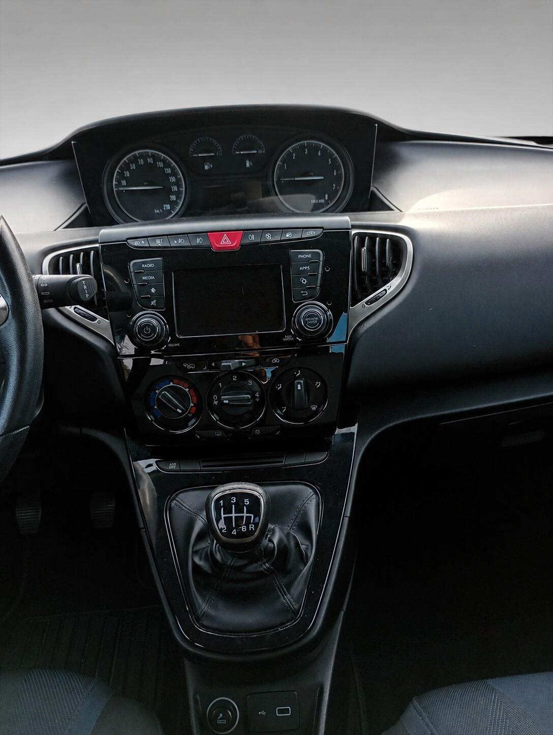 Lancia Ypsilon 1.0 FireFly 5 porte S&S Hybrid Ecochic Silver