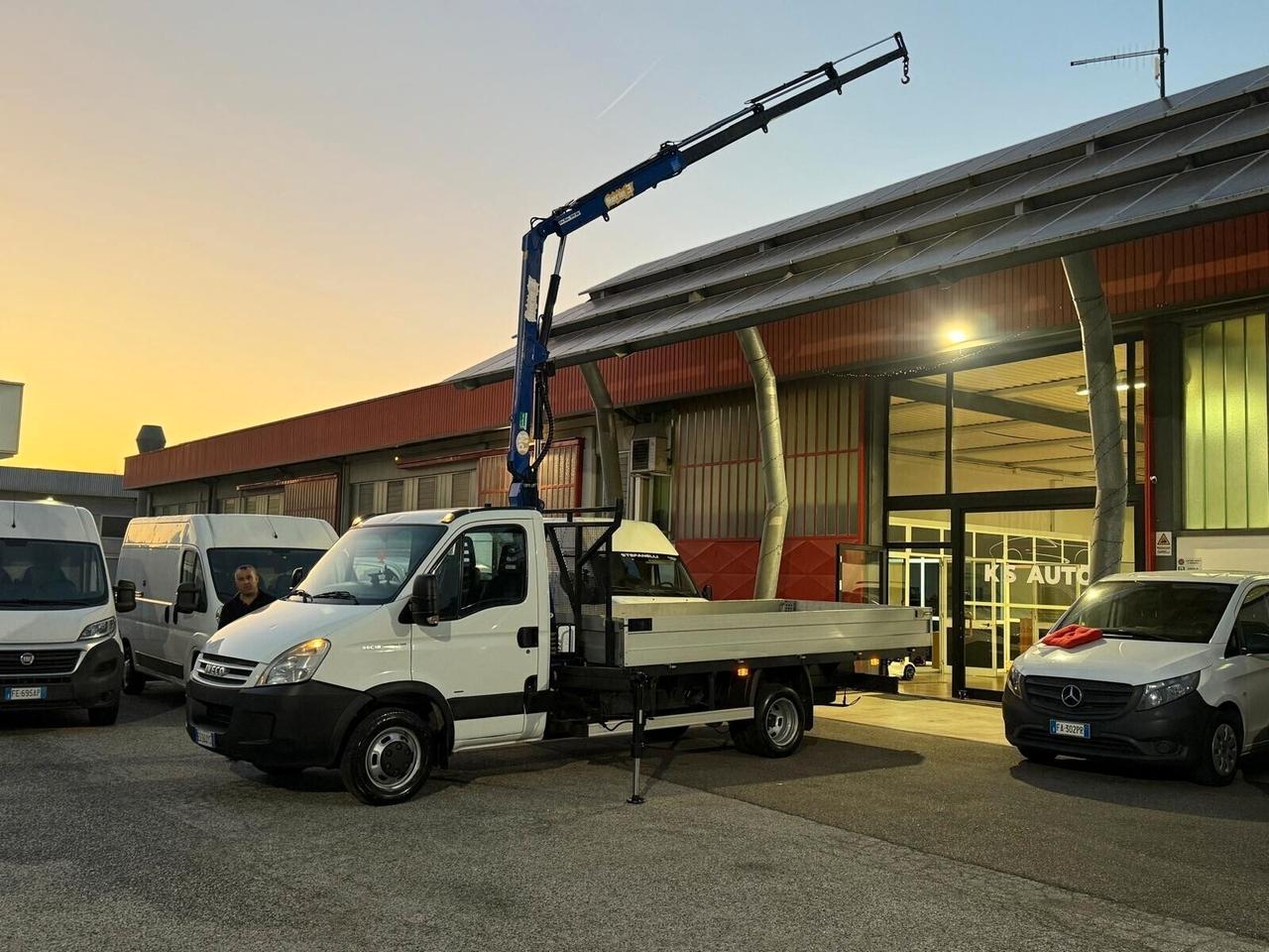 IVECO DAILY 35C 18 MOTORE 3.0 1 80 CV CASSONE DA 430 FISSO E GRU PM 3 ALTEZZA 10M