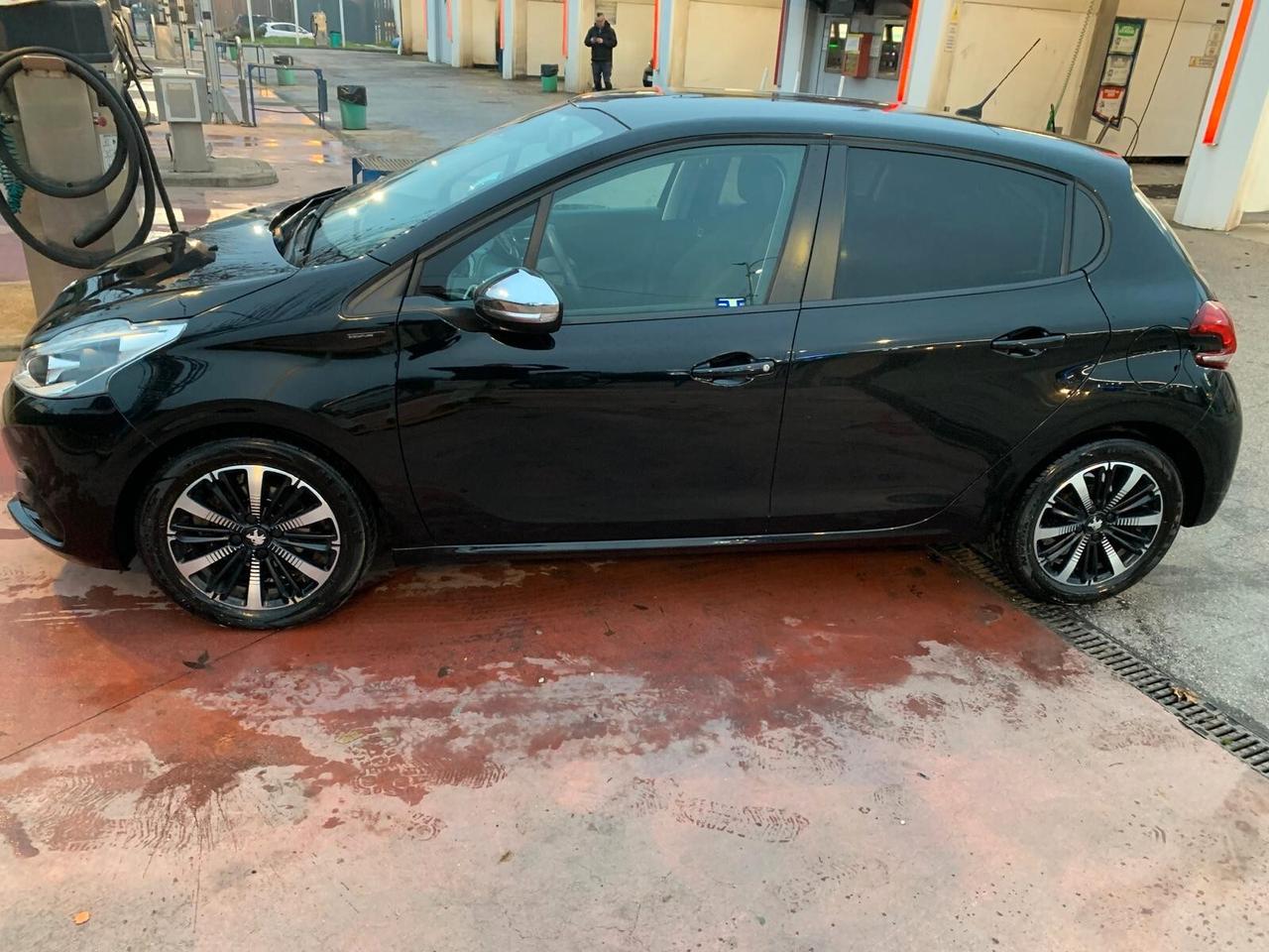 Peugeot 208 PureTech 82 Stop&Start 5 porte Signature, Unicoproprietario, finanziabile