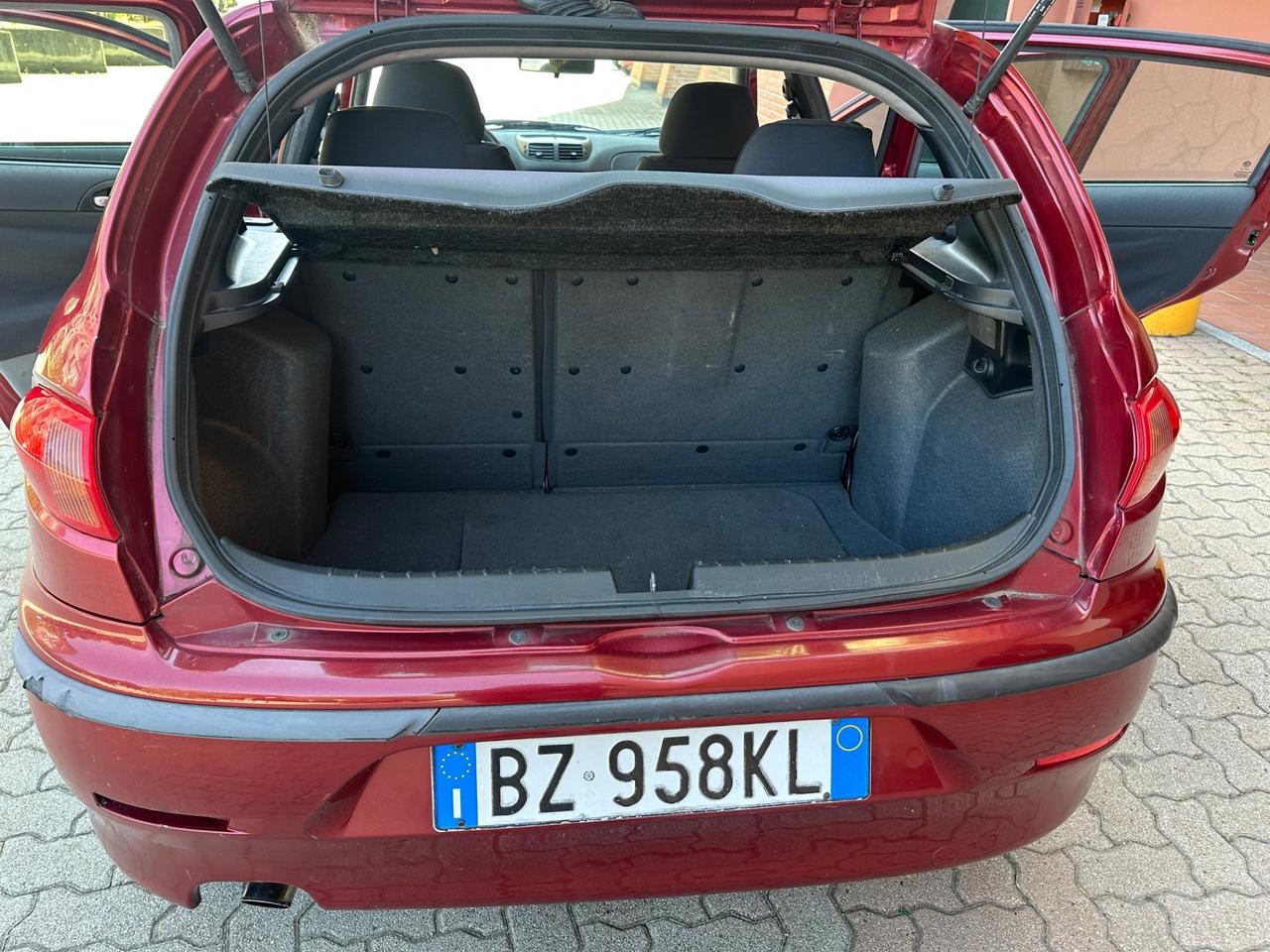 Alfa Romeo 147 1.6i 16V Twin Spark cat 5p. Distinctive