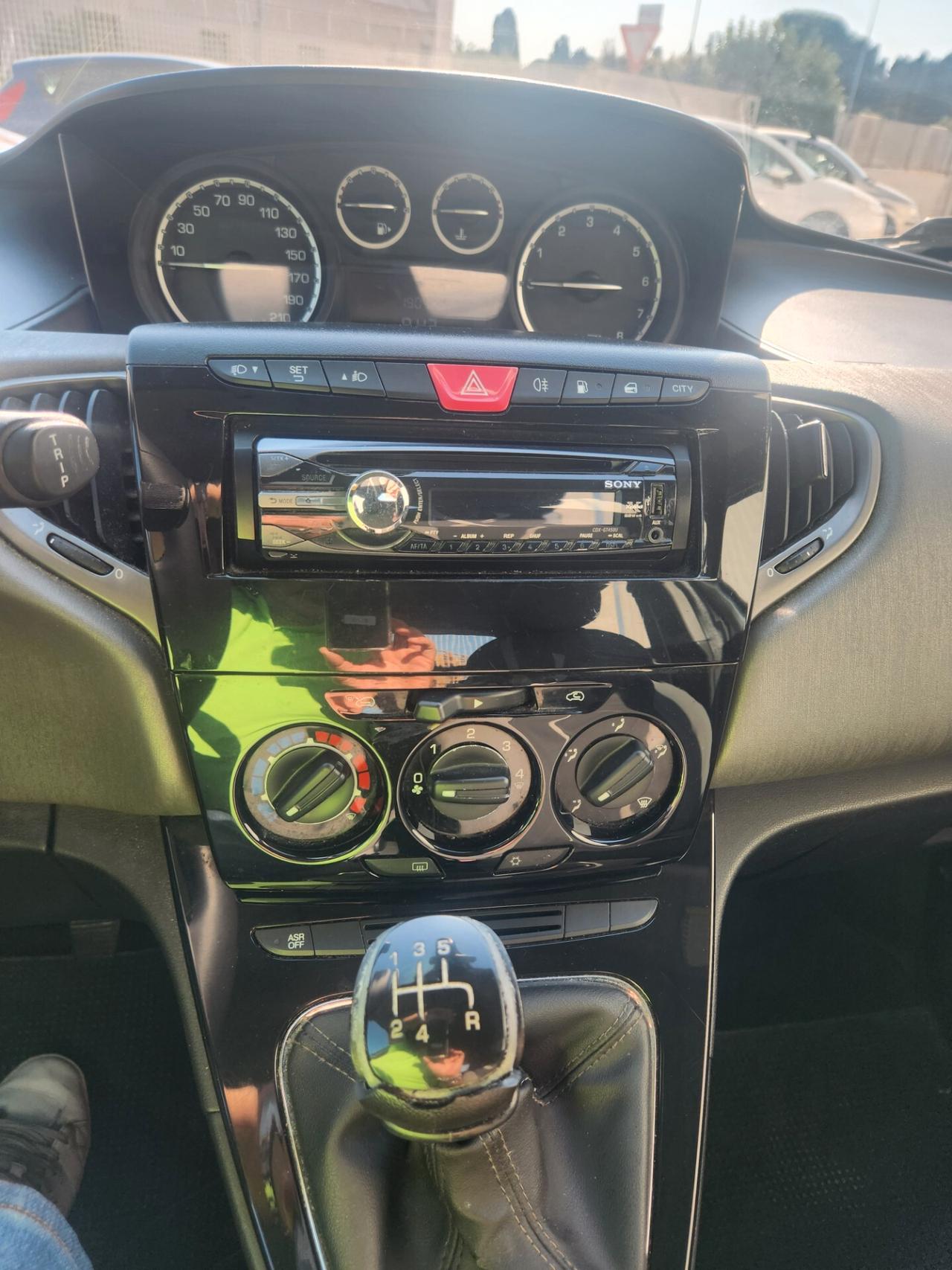 Lancia Ypsilon 0.9 TwinAir 85 CV 5 porte Metano Ecochic Silver