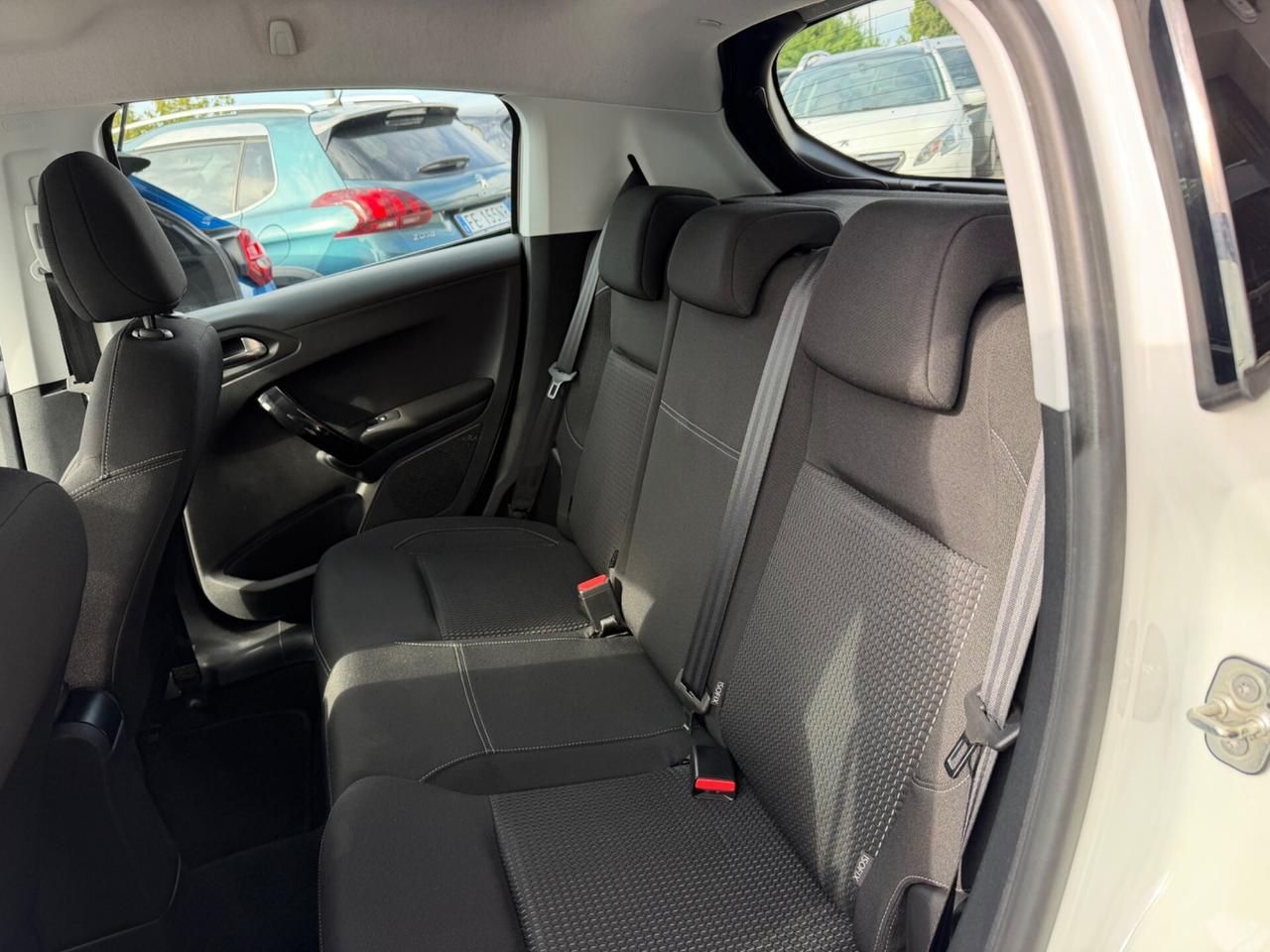 Peugeot 208 1.2 benzina Neopatentati