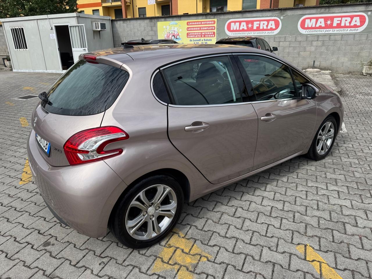 Peugeot 208 1.4 e-HDi 92 CV 5 porte neopatentati