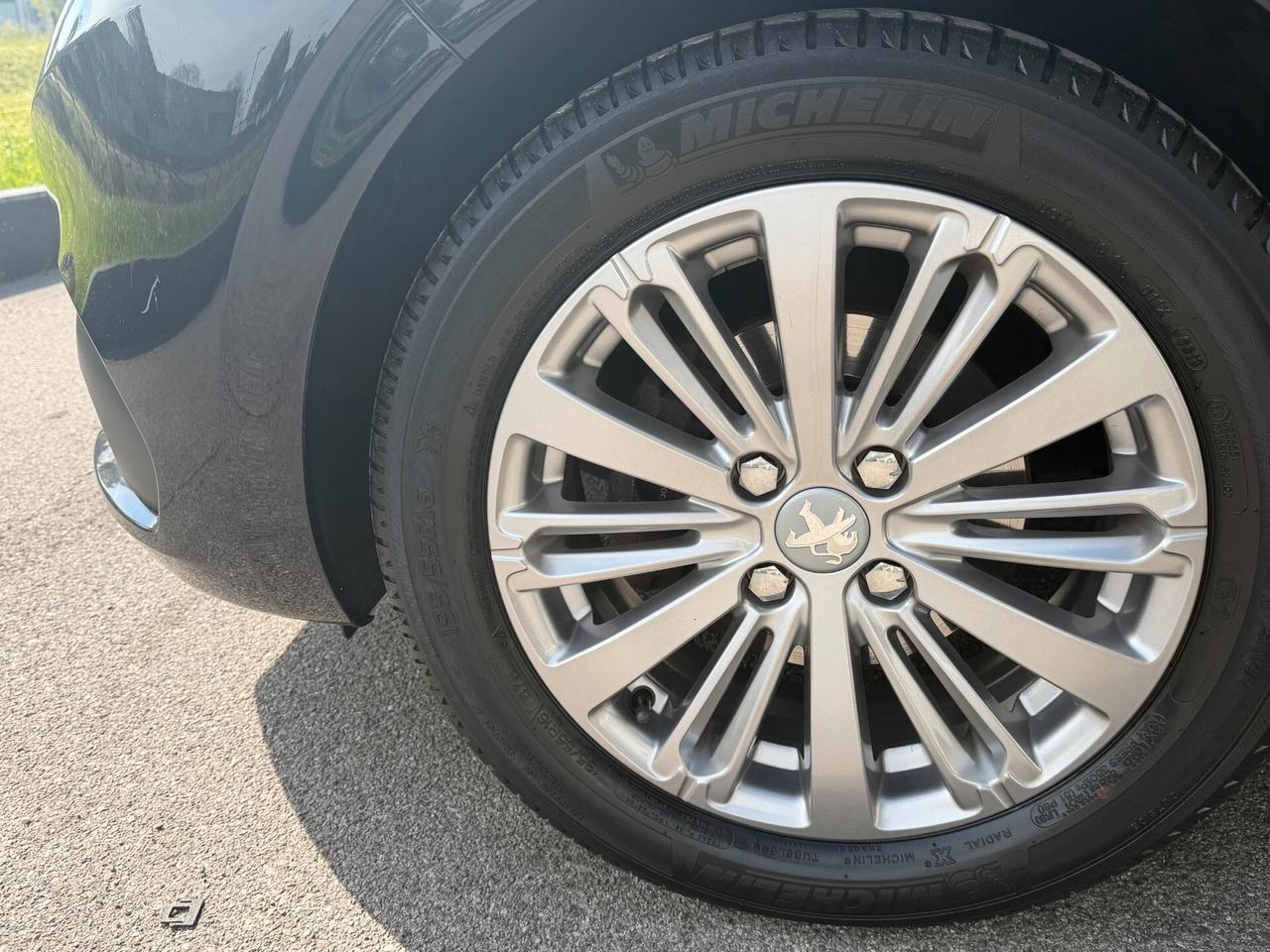 Peugeot 208 1.2 benzina Neopatentati