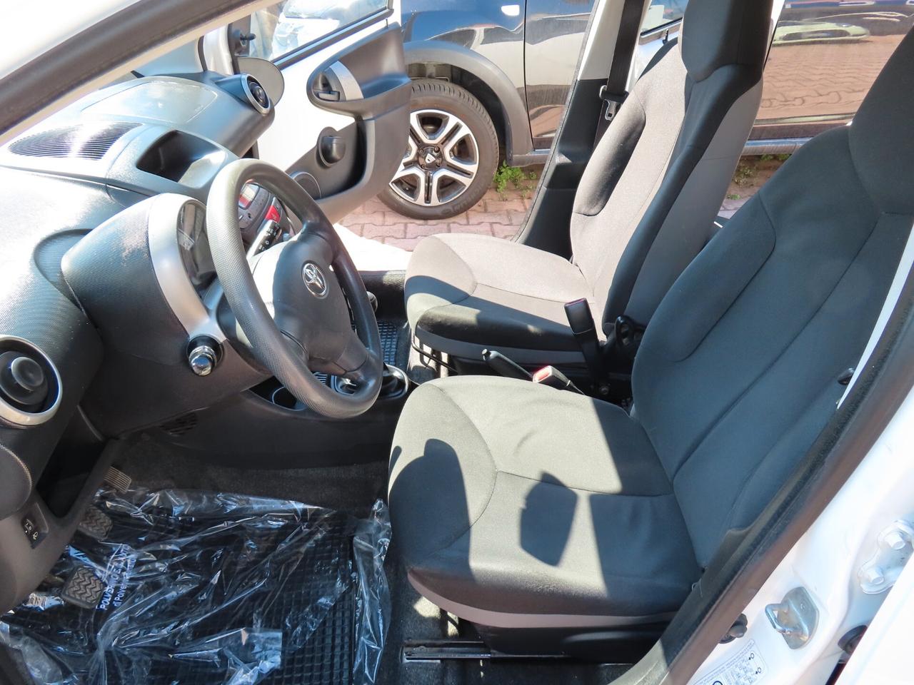 Toyota Aygo 1.0 BENZINA 5 porte NOW FULL 2012