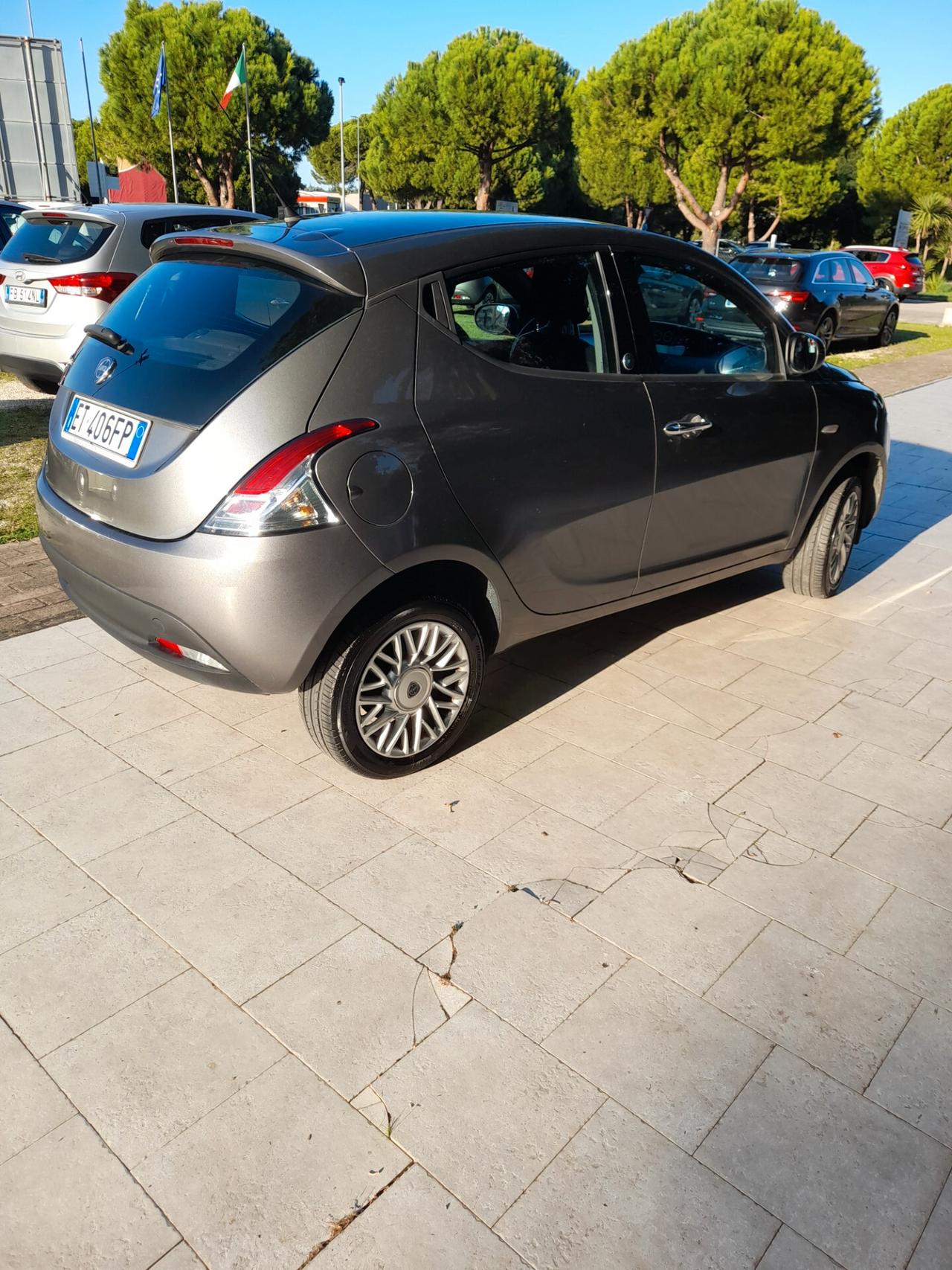Lancia Ypsilon 0.9 TwinAir 85 CV 5 porte Metano