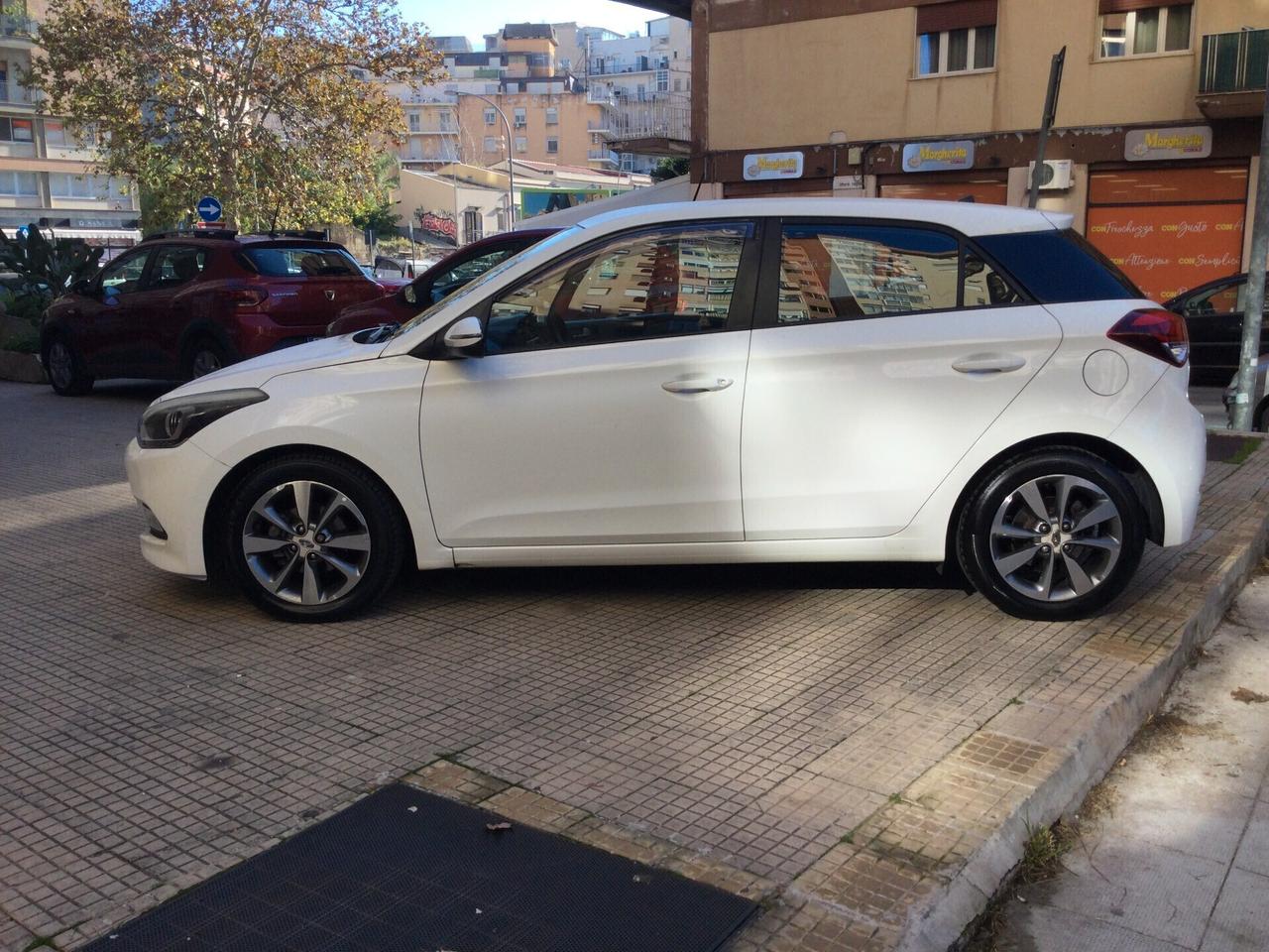 Hyundai i20 1.2 84 CV 5 porte Blackline