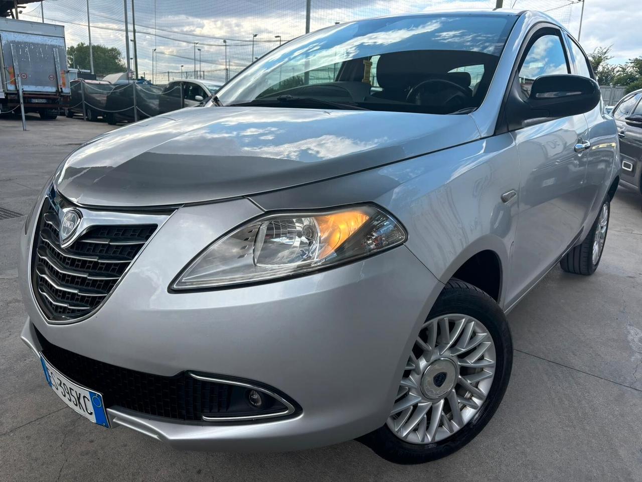 Lancia Ypsilon 0.9 TWINAIR 85 CV 5P METANO ECOCHIC GOLD