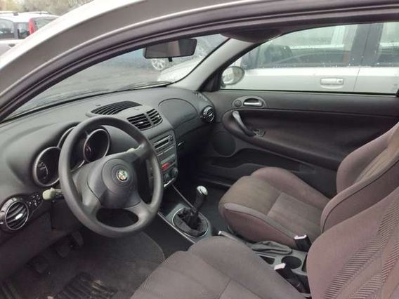 Alfa Romeo 147 1.6i 16V Twin Spark cat 3p. Distinctive