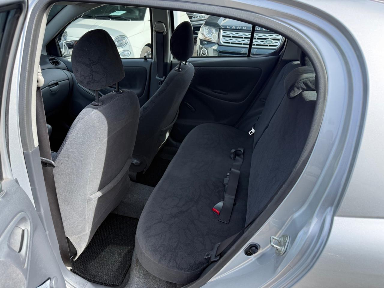 Toyota Yaris 1.0i 16V cat 5 porte Sol