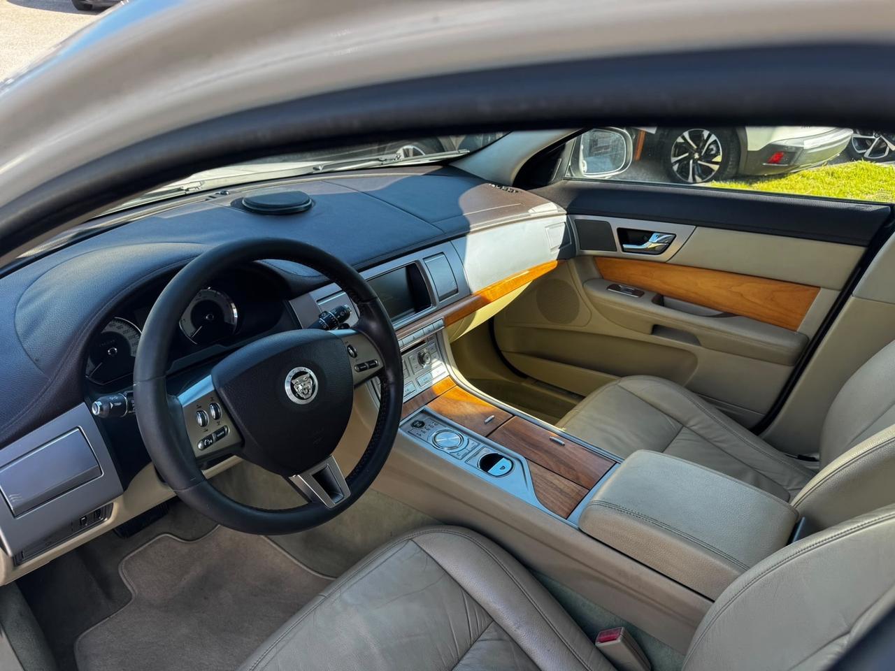 Jaguar XF 2.7D V6 Premium Luxury tagliandata e fatta distribuzione