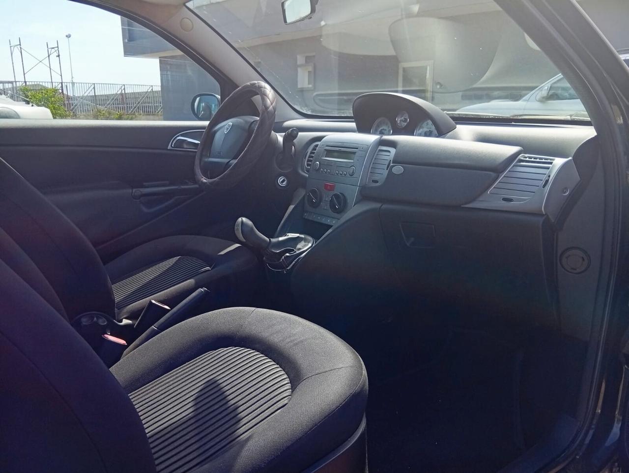 Lancia Ypsilon 1.3 MJT 75 CV Versus