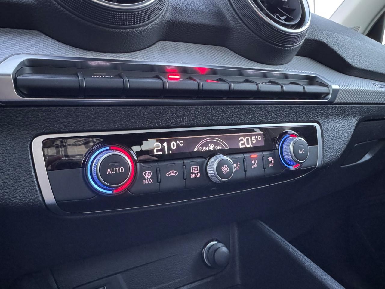 Audi Q2 30 TDI S tronic Identity Black