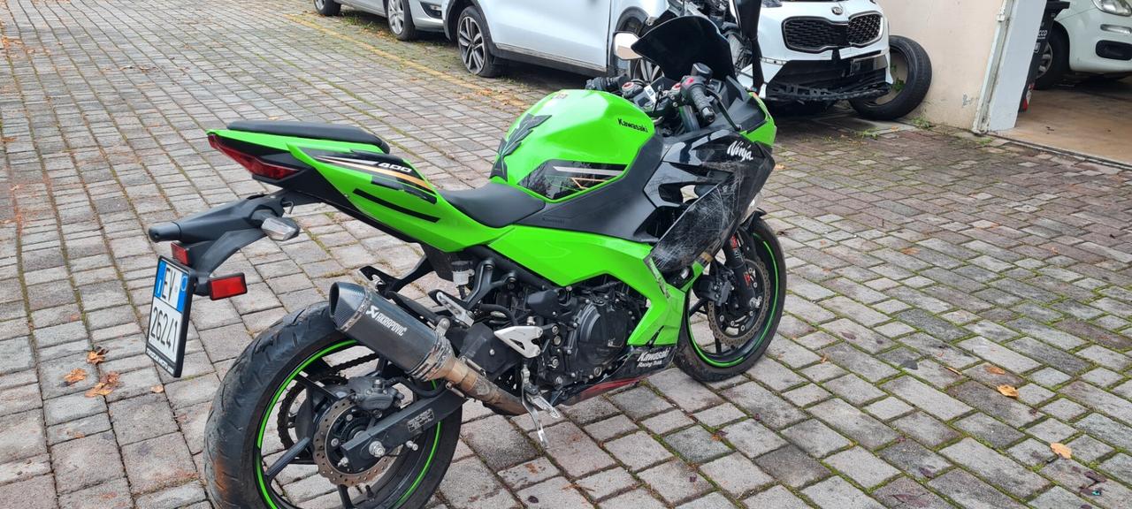 Kawasaki Ninja 400 DANNI ALLA CARENA