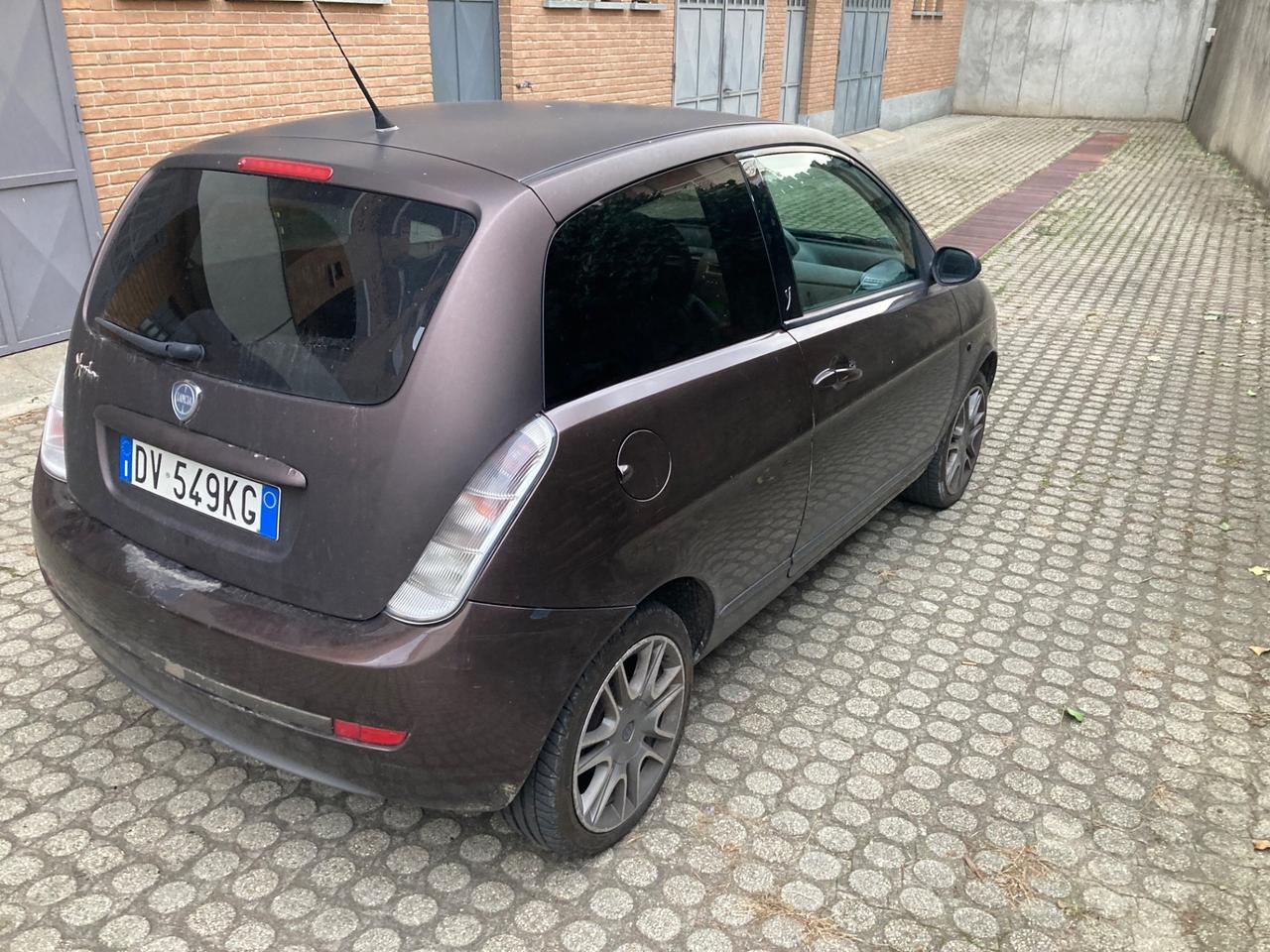 Lancia Ypsilon 1.3 MJT 75 CV Versus