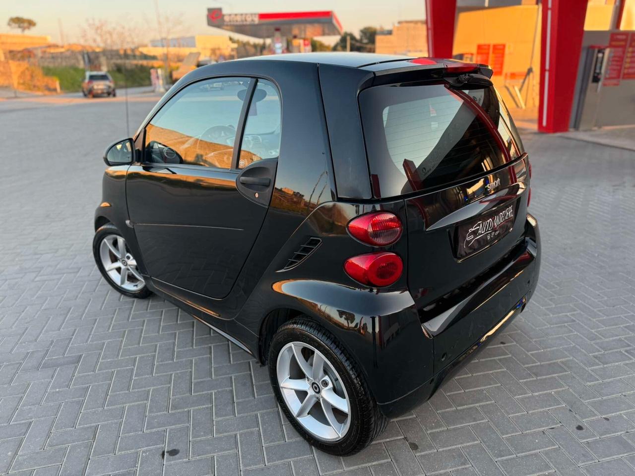 Smart ForTwo 1000 52 kW coupé passion/LED/NAVI/PELLE/BELLA