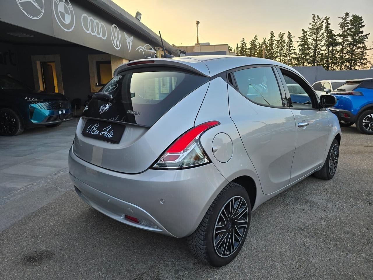 Lancia Ypsilon 1.0 FireFly 5 porte S&S Hybrid Ecochic Silver
