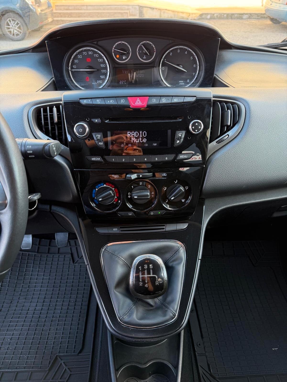 Lancia Ypsilon 0.9 TwinAir 85 CV 5 porte S&S Platinum