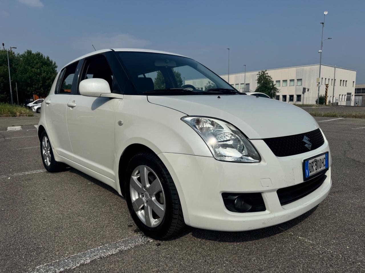 Suzuki Swift bianco perla idonea ai neopatentati