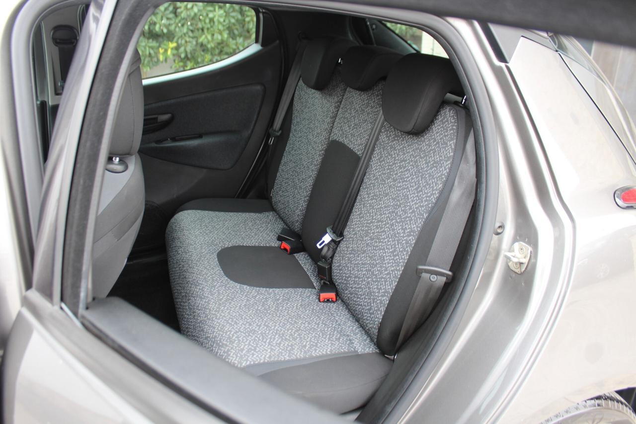Lancia Ypsilon 1.0 FireFly 5 porte S&S Hybrid Ecochic Silver