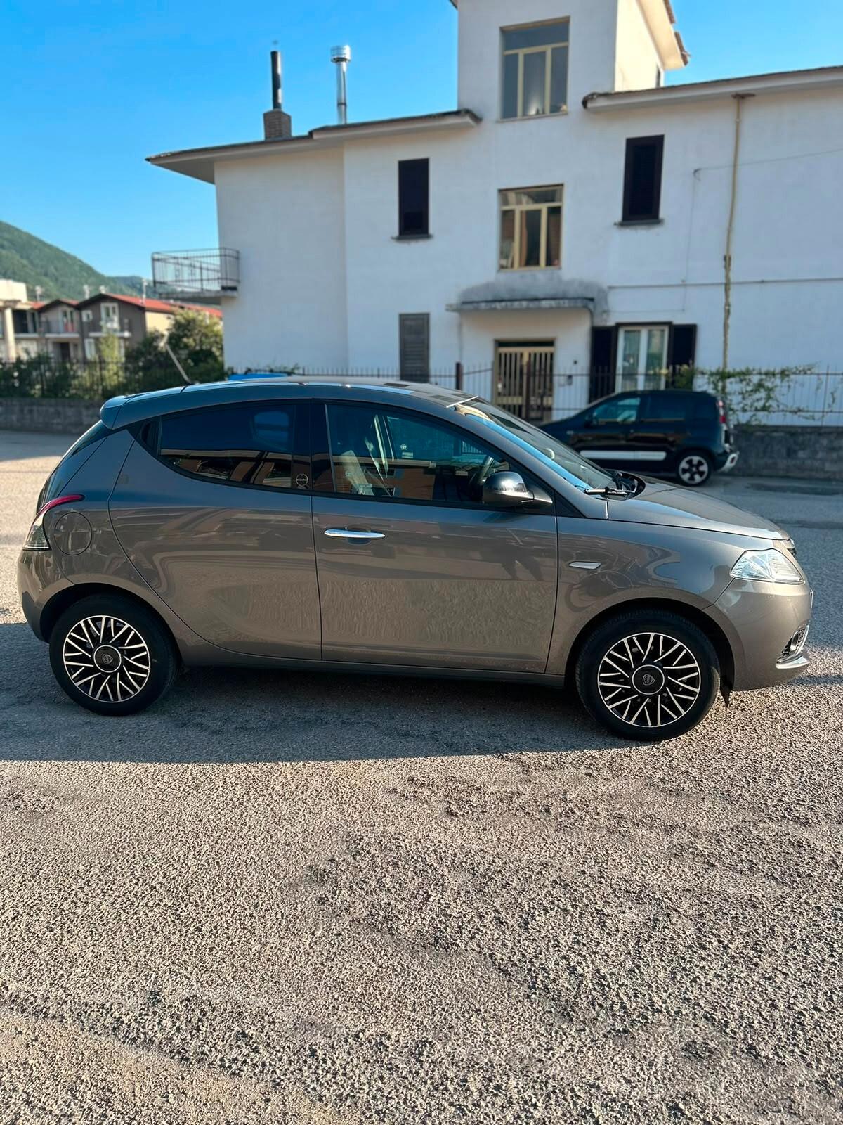 Lancia Ypsilon 1.0 FireFly 5 porte S&S Hybrid Ecochic Gold