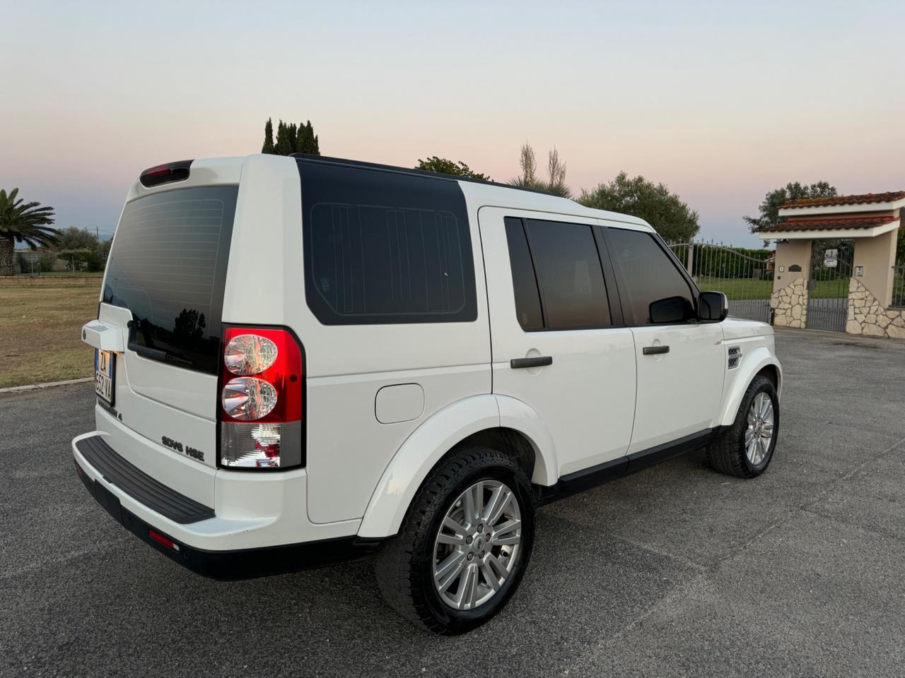 Land Rover Discovery 4 3.0 SDV6 245CV Black&White Limited Edition