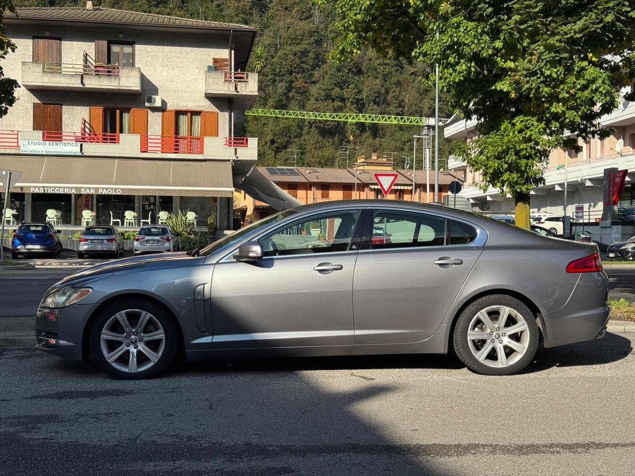 Jaguar XF 2.7D V6 Premium Luxury