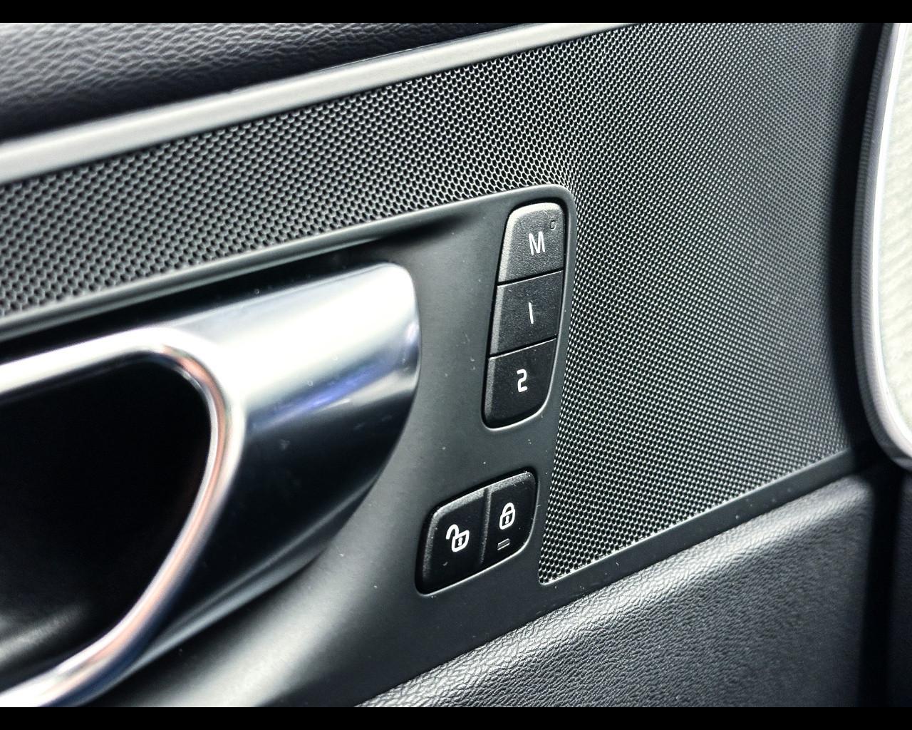 VOLVO XC60 (2017-->) - XC60 T6 Plug-in hybrid AWD automatico Plus Bright