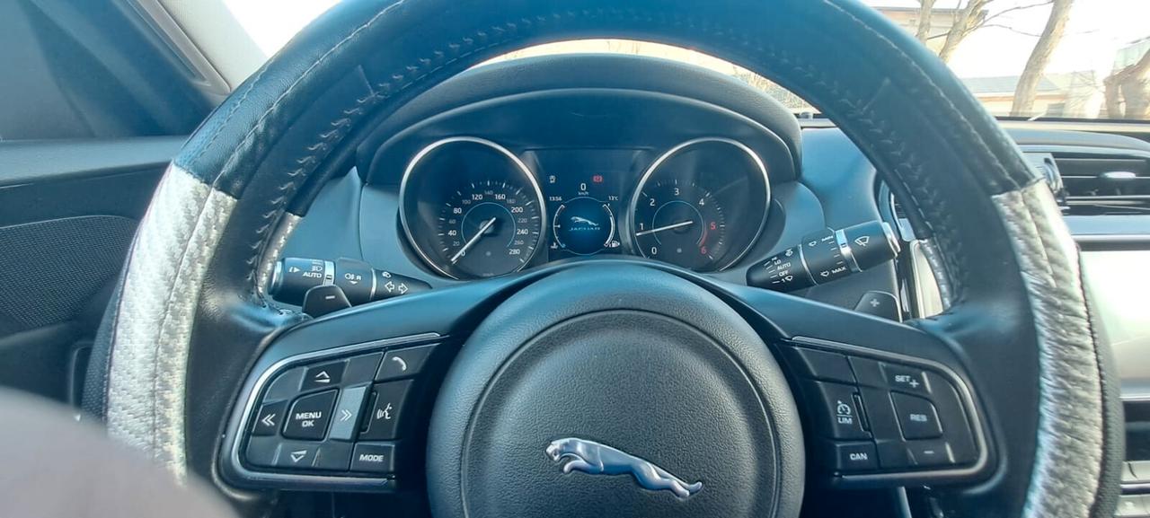 Jaguar XE 2.0 D 180 CV aut. Prestige Business Edition