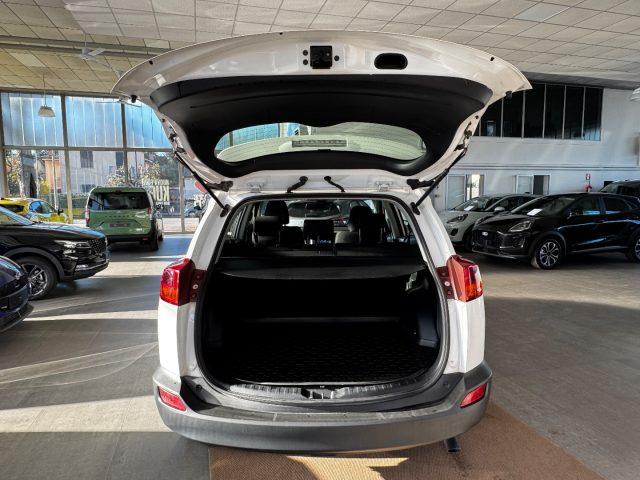 TOYOTA RAV 4 TD 2WD Style White Ed.