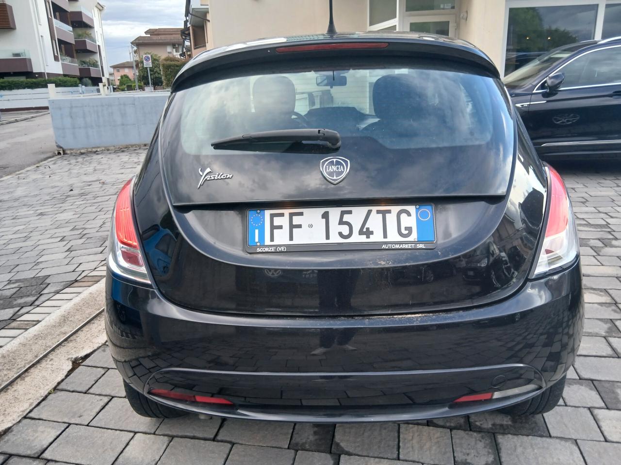 Lancia Ypsilon 1.2 69 CV 5 porte Silver OK neo patentati tua a € 185 mese