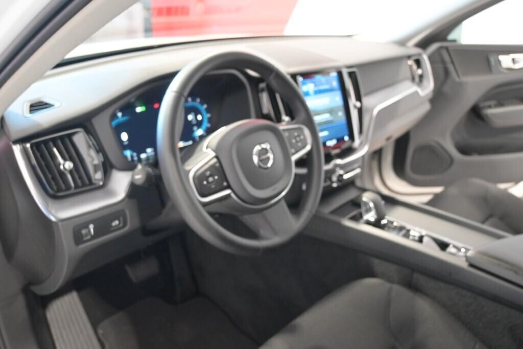 VOLVO XC60 2.0D 197CV B4 (D) AUTOMATIC AWD MOMENTUM ( FARI LED - COCKPIT - CRUISE - PDC - TELECAMERA POST. - CERCHI 18 )