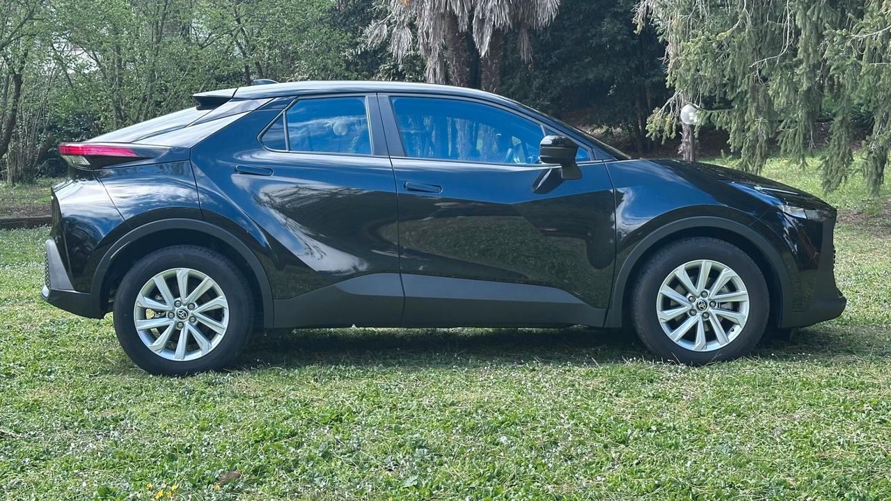 Toyota C-HR 1.8 HV Active 2024 solo 5.500KM PERFETTA leggi testo