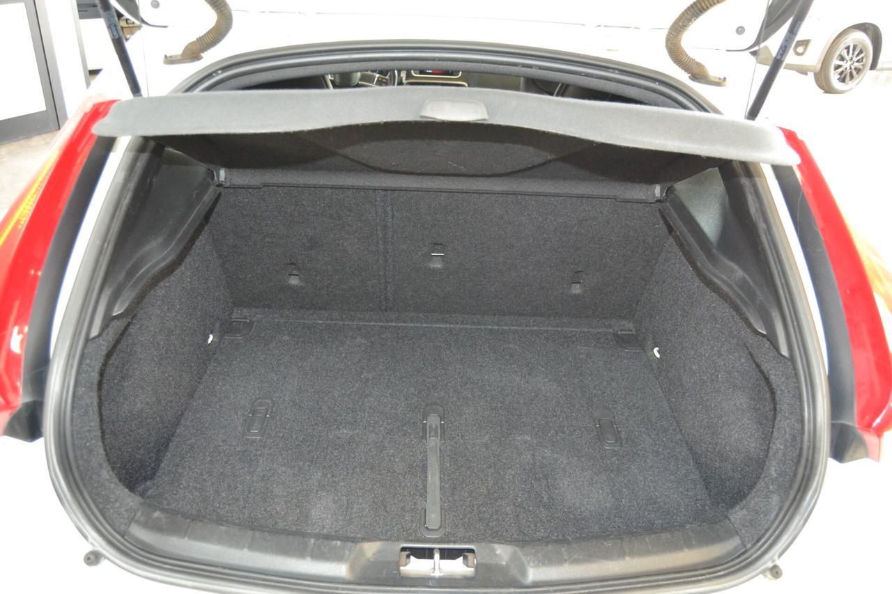 Volvo V40 D2 1.6 R-Design UniPro/Navi/Xenon/Cruse/Pelle