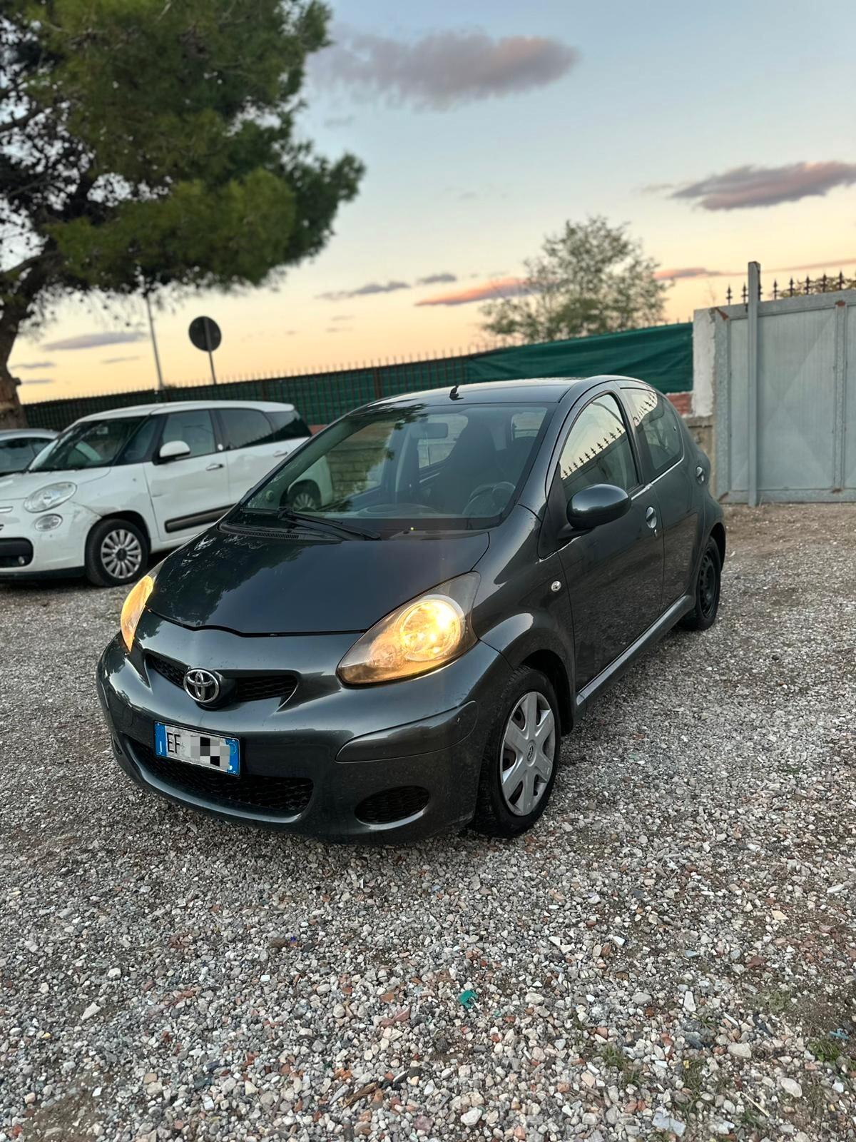 Toyota Aygo 1.0 12V VVT-i 5 porte Sol Connect Red Edition