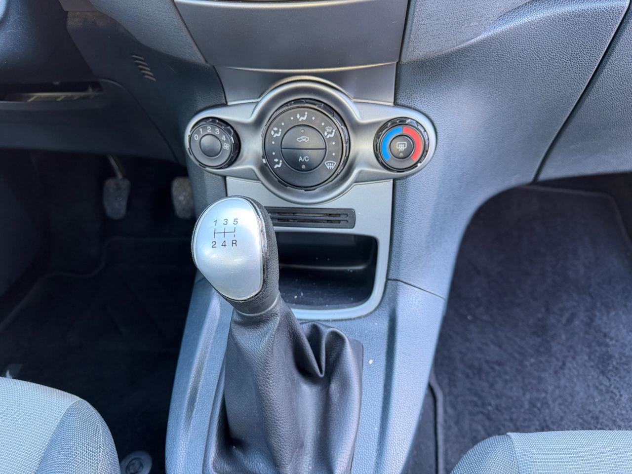 Ford Fiesta 1.4 TDCi 5p. Titanium distrib nuova frizione nuova