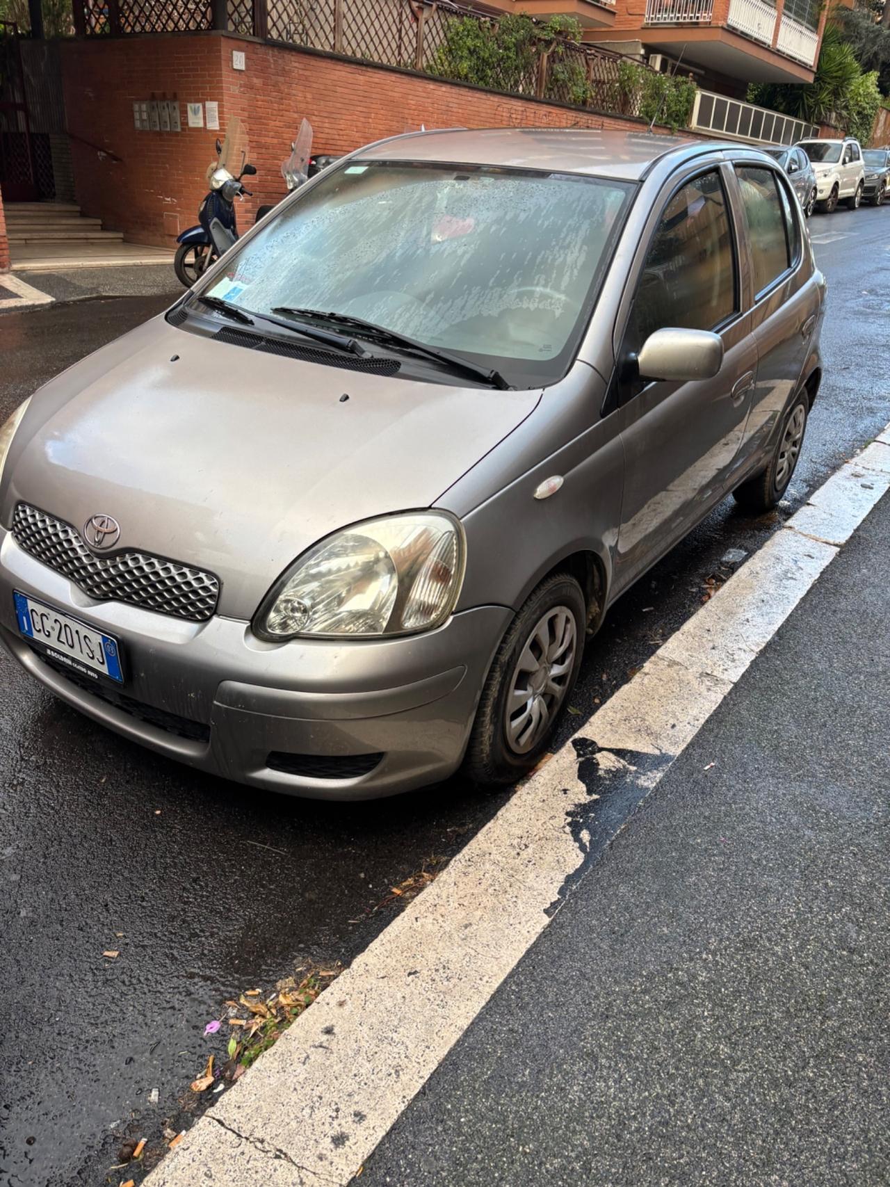 Toyota Yaris 1.0i 16V cat 5 porte Sol