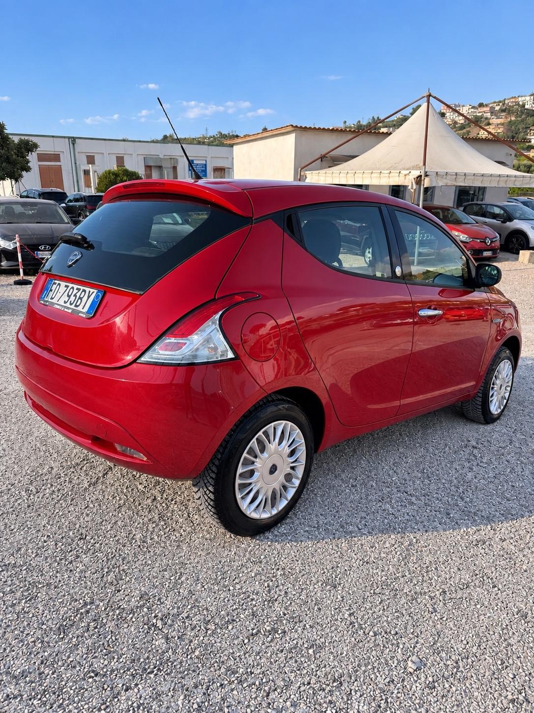 Lancia Ypsilon 0.9 TwinAir 85 CV 5 porte Metano Ecochic Silver