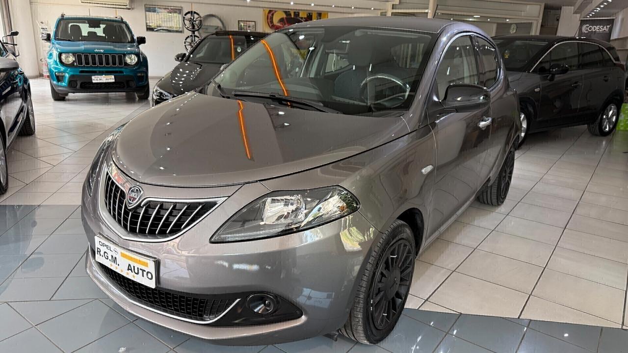 Lancia Ypsilon 1.0 FireFly 5 porte S&S Hybrid Silver