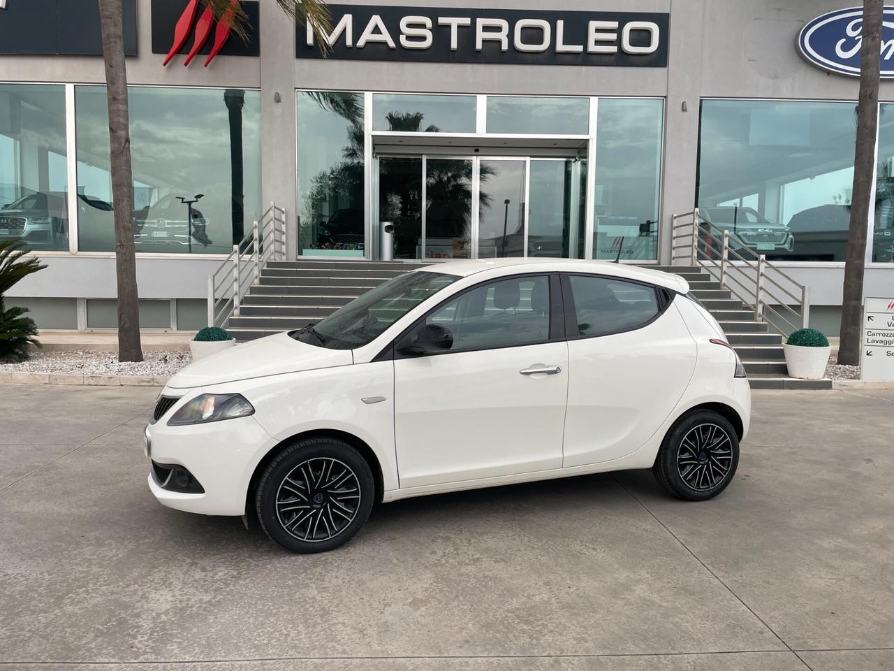 Lancia Ypsilon 1.0 FireFly 5 porte S&S Hybrid Silver