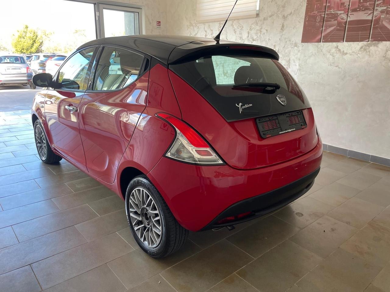 Lancia Ypsilon 1.2 69 CV 5 porte S&S Black&Red