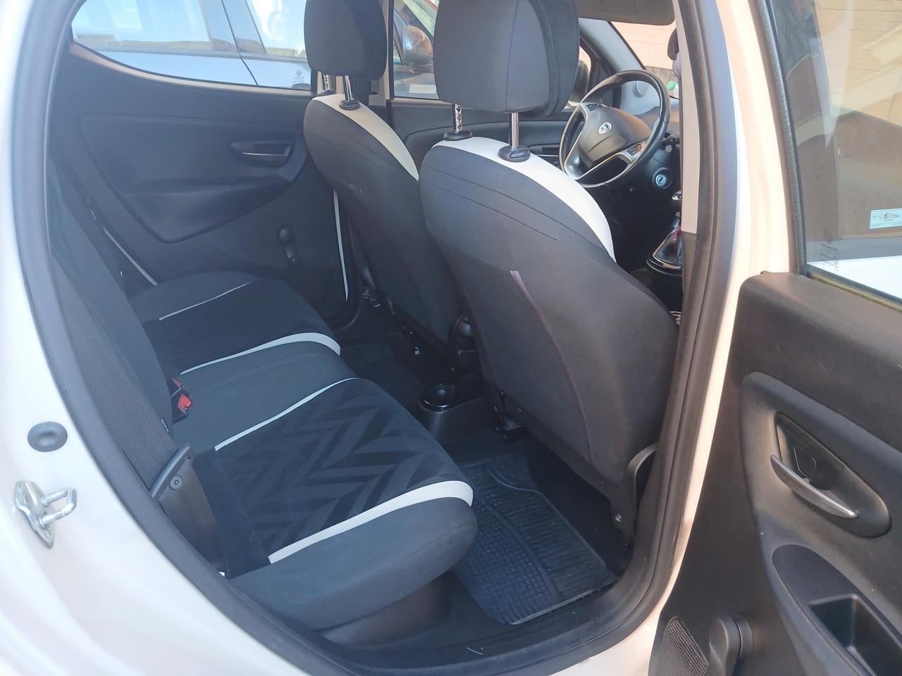 Lancia Ypsilon 0.9 TwinAir 85 CV 5 porte Metano Ecochic Platinum