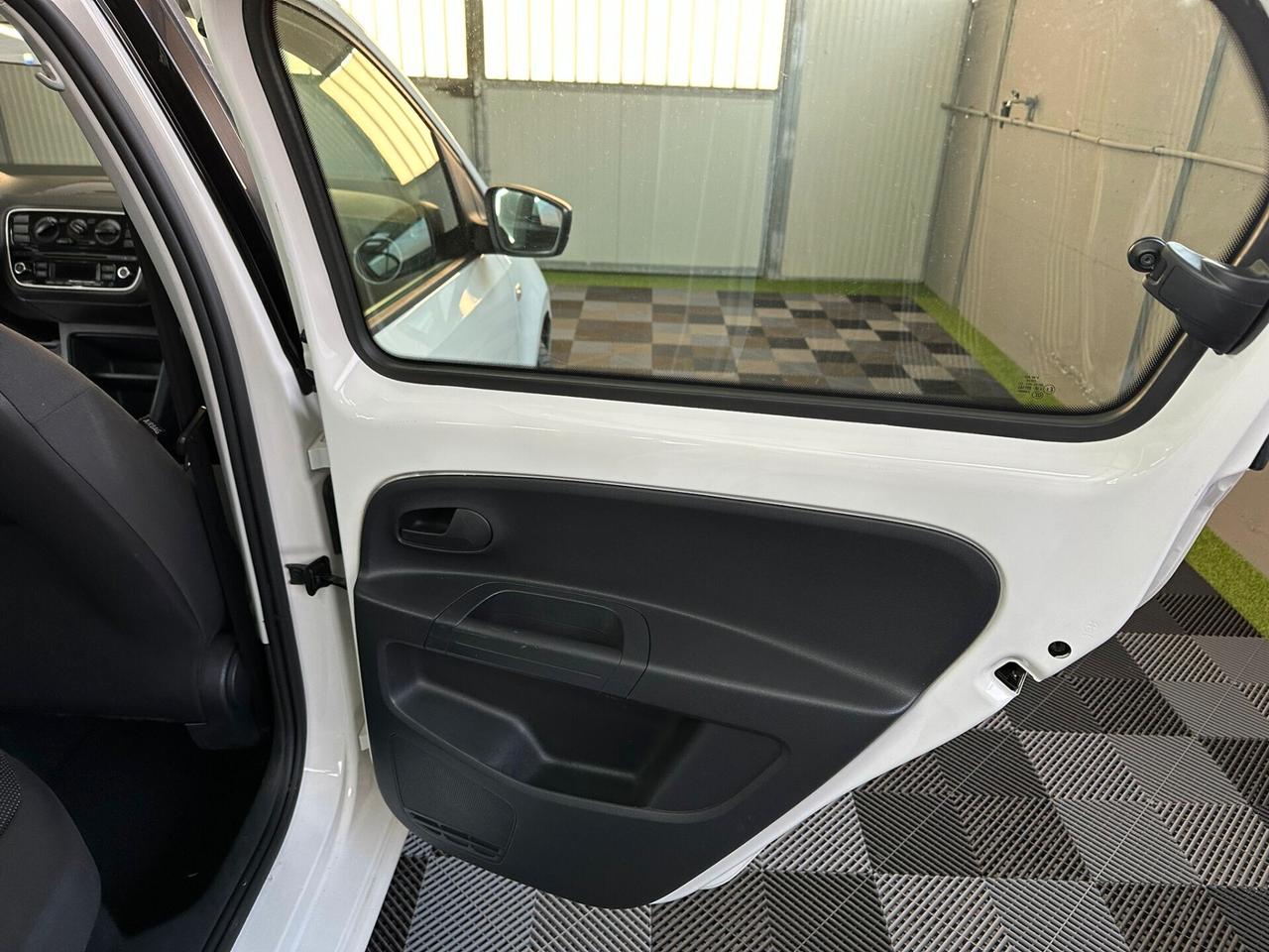 Volkswagen up! 1.0 5p. R-line